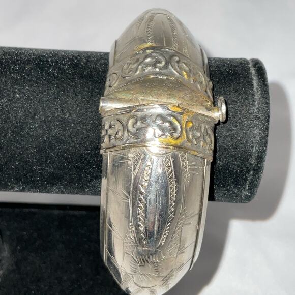 VTG SILVER TONE METAL OVER BRASS ETCHED NEPALESE BANGLE BRACELET HINGE CLASP - Picture 5 of 13